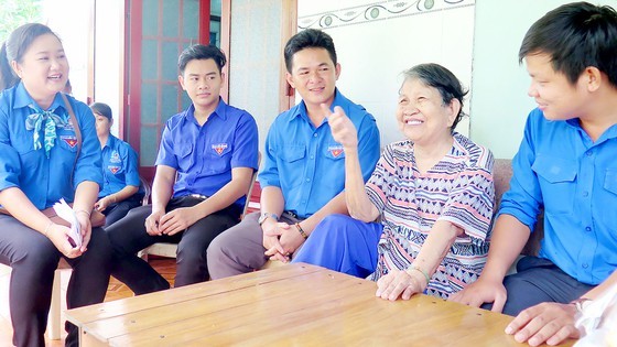 TPHCM tặng quà hơn 75.700 thương binh, liệt sĩ nhân dịp 27-7 ảnh 2