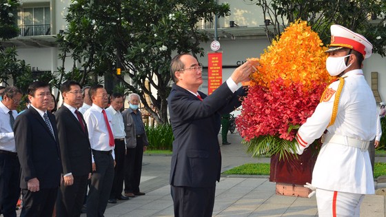 Lãnh đạo TPHCM dâng hương tưởng niệm Chủ tịch Hồ Chí Minh, Chủ tịch Tôn Đức Thắng ảnh 6