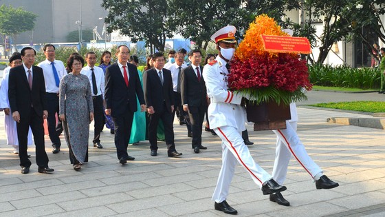 Lãnh đạo TPHCM dâng hương tưởng niệm Chủ tịch Hồ Chí Minh, Chủ tịch Tôn Đức Thắng ảnh 5