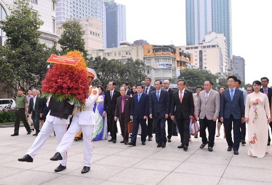 Lãnh đạo TPHCM và đại biểu kiều bào dâng hoa Chủ tịch Hồ Chí Minh ảnh 1