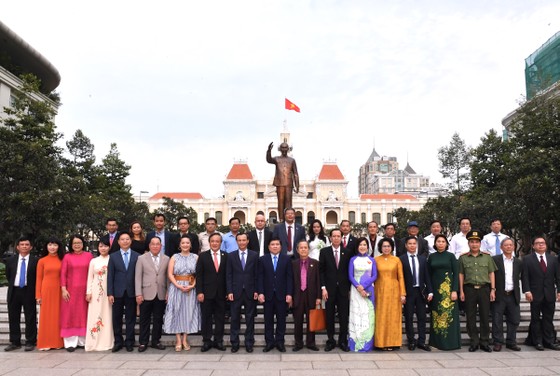 Lãnh đạo TPHCM và đại biểu kiều bào dâng hoa Chủ tịch Hồ Chí Minh ảnh 2