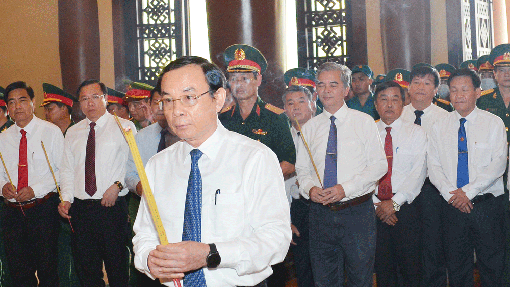 Bí thư Thành ủy TPHCM Nguyễn Văn Nên viếng Đền tưởng niệm Liệt sĩ Bến Dược ảnh 1