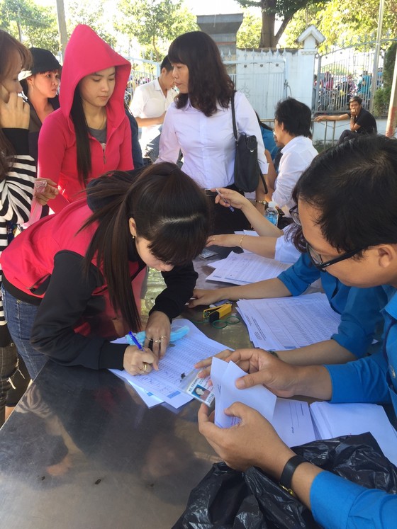 1.900 công nhân bị “xù lương” nhận quà Tết ảnh 2