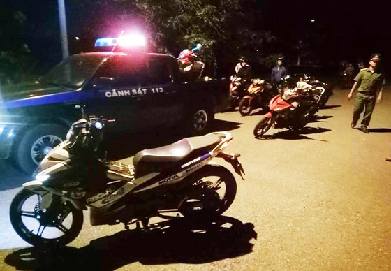Bắt nóng 2 đối tượng dùng hung khí uy hiếp cướp tài sản trong đêm ảnh 1