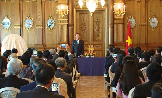 Nhà vua và Hoàng hậu Nhật Bản tiễn Chủ tịch nước Trần Đại Quang và Phu nhân ảnh 4