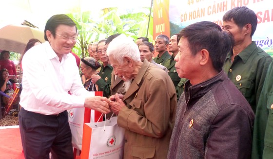 Nguyên Chủ tịch nước Trương Tấn Sang tưởng niệm, tri ân các anh hùng, liệt sĩ tại Vị Xuyên ảnh 10