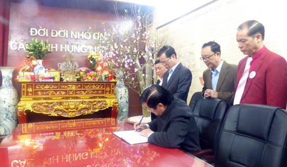 Nguyên Chủ tịch nước Trương Tấn Sang tưởng niệm, tri ân các anh hùng, liệt sĩ tại Vị Xuyên ảnh 5