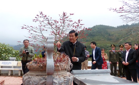 Nguyên Chủ tịch nước Trương Tấn Sang tưởng niệm, tri ân các anh hùng, liệt sĩ tại Vị Xuyên ảnh 6