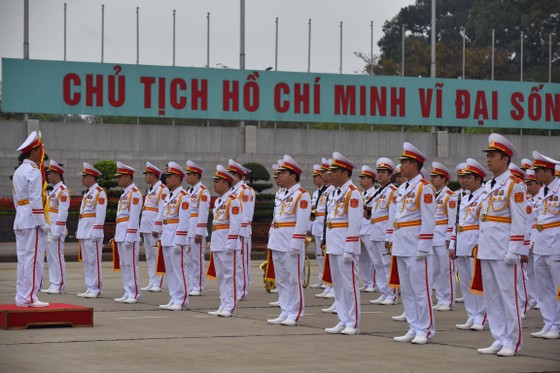 Chủ tịch Triều Tiên Kim Jong-un vào Lăng viếng Chủ tịch Hồ Chí Minh trước khi rời Hà Nội ảnh 2