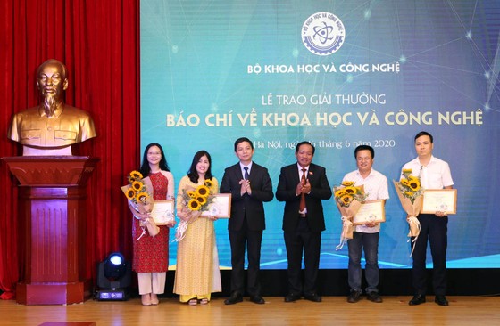 Trao Giải thưởng Báo chí về KH-CN năm 2019 ảnh 3