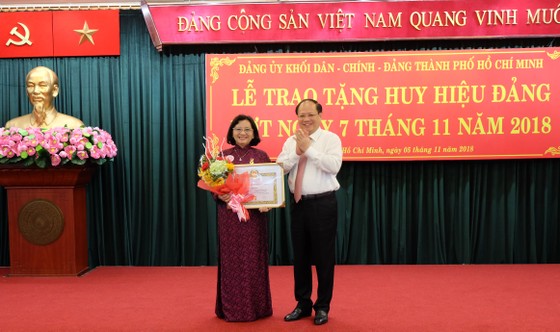 Đảng ủy khối Dân - Chính - Đảng trao tặng huy hiệu Đảng cho 15 đồng chí ảnh 1