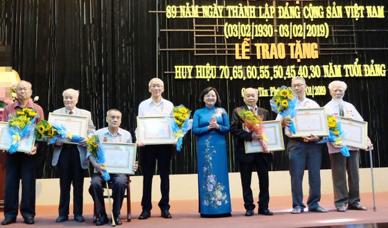 Trao Huy hiệu Đảng đợt 3-2-2019 cho 113 đảng viên ảnh 3