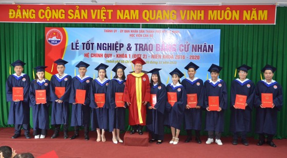 135 sinh viên Học viện Cán bộ TPHCM nhận bằng tốt nghiệp ảnh 1