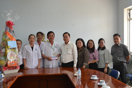 Xúc động cảnh bệnh nhân tâm thần hát ca khúc tết tặng lãnh đạo TP đến thăm ảnh 3