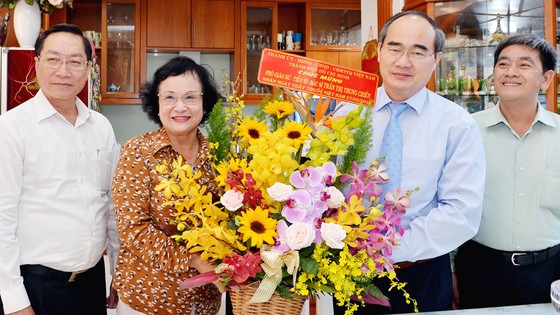 Bí thư Thành ủy TPHCM thăm và chúc mừng các gia đình thầy thuốc tiêu biểu ảnh 1