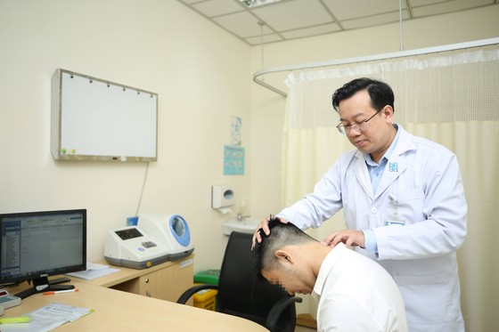 Đắp thuốc, nắn xương, bấm huyệt không chữa được thoát vị đĩa đệm ảnh 1