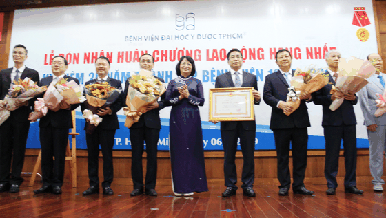 Bệnh viện Đại học Y dược TPHCM đón nhận Huân chương Lao động hạng Nhất ảnh 1