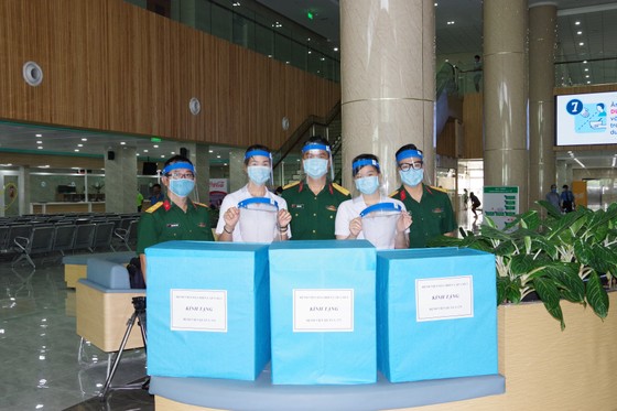 Bệnh viện Dã chiến 2.3 tặng 1.000 nón kính bảo hộ phòng chống dịch cho Bệnh viện Quân y 175 ảnh 1