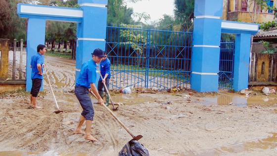 Quảng Ngãi: Hỗ trợ đồng bào bị thiệt hại sau mưa lũ ảnh 2