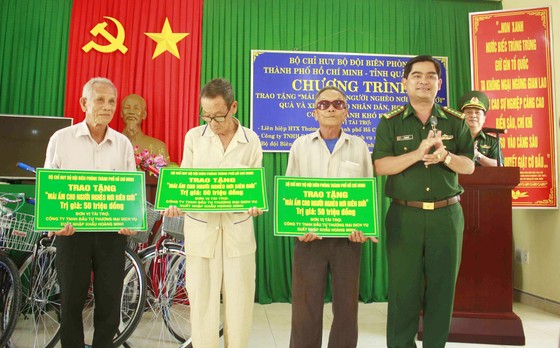 Bộ đội Biên phòng TPHCM trao quà cho người nghèo và học sinh đảo Lý Sơn ảnh 1