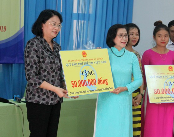 Phó Chủ tịch nước Đặng Thị Ngọc Thịnh thăm Trung tâm Võ Hồng Sơn ảnh 2