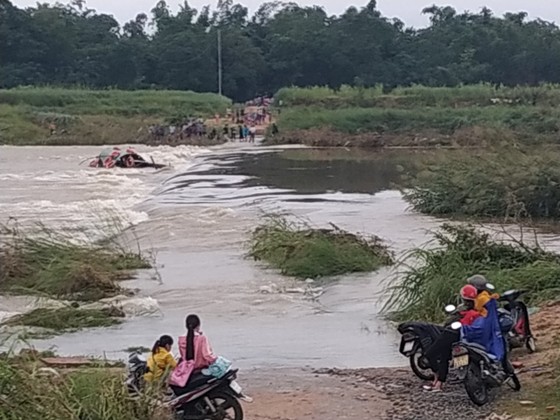 Quảng Ngãi: Nước chảy xiết, đò ngang lật giữa dòng, 5 người thoát nạn ảnh 1