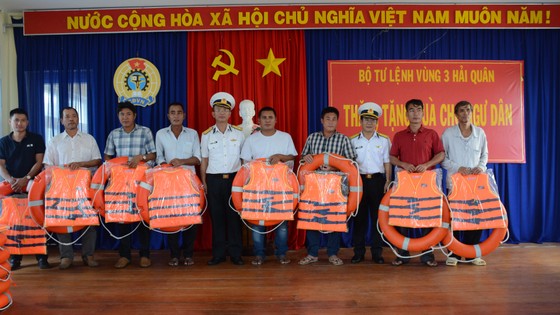 Quảng Ngãi: Bộ tư lệnh Vùng 3 Hải quân thăm, tặng quà ngư dân đảo Lý Sơn ảnh 2