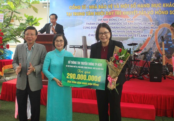 Khánh thành cổng từ và tặng quà cho học sinh Trung tâm nuôi dạy trẻ khuyết tật Võ Hồng Sơn ảnh 3