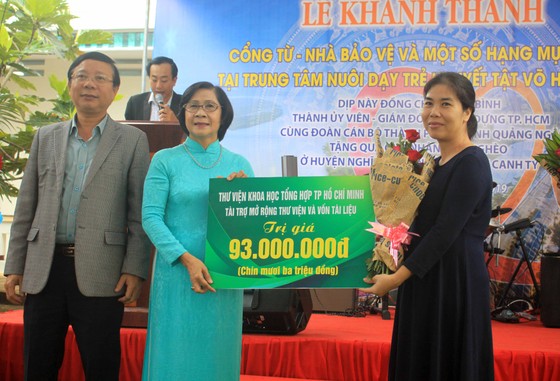 Khánh thành cổng từ và tặng quà cho học sinh Trung tâm nuôi dạy trẻ khuyết tật Võ Hồng Sơn ảnh 4