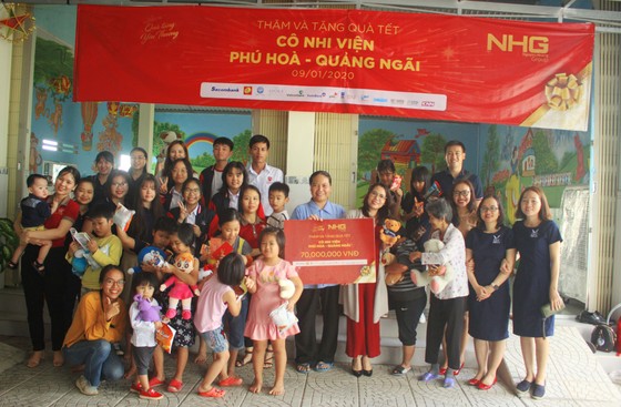 “Quà tặng yêu thương” đến trẻ em mồ côi và người già neo đơn tại Quảng Ngãi ảnh 1