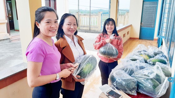 Thanh niên Quảng Ngãi 'giải cứu' dưa hấu ảnh 2