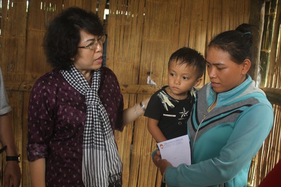Ủy ban MTTQ Việt Nam TPHCM hỗ trợ người dân Quảng Ngãi bị thiệt hại sau bão số 9 ảnh 3