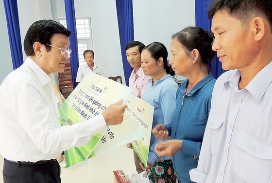 Long An: 20 gia đình nghèo được tặng bò giống ảnh 1