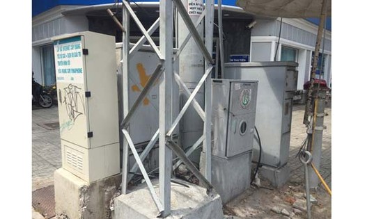 Vỉa hè ngổn ngang các loại tủ ảnh 1