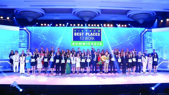 Nơi làm việc tốt nhất Việt Nam 2017: Công ty CP Tập đoàn xây dựng Hòa Bình đạt cả 3 giải thưởng lớn ảnh 1