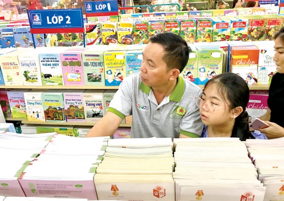 Một chương trình, nhiều sách giáo khoa - Từ chủ trương đến thực hiện: Cần công khai, đúng pháp luật ảnh 1