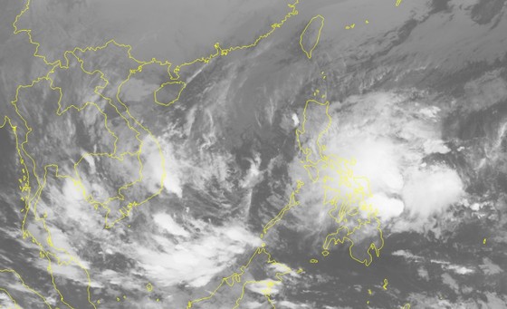 Áp thấp nhiệt đới áp sát biển Đông, có thể mạnh lên thành bão ảnh 1
