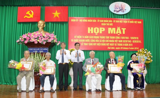 Trao Huy hiệu Đảng đợt 2-9 ảnh 1