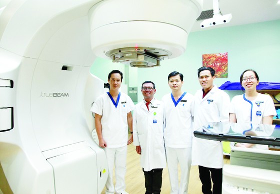 Hệ thống Y tế Vinmec: Tế bào ung thư 'bốc hơi' nhờ kỹ thuật xạ trị chuẩn đến từng milimet ảnh 2