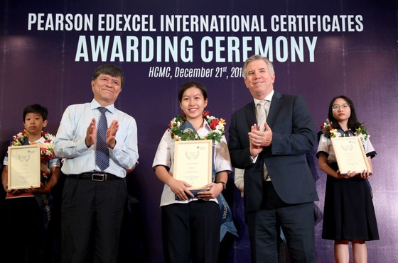 Gần 500 học sinh công lập nhận chứng chỉ quốc tế Pearson Edexcel ảnh 2