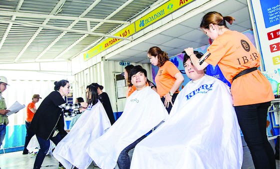 Làm đẹp đón xuân, cắt tóc miễn phí cho 1.000 công nhân ảnh 3