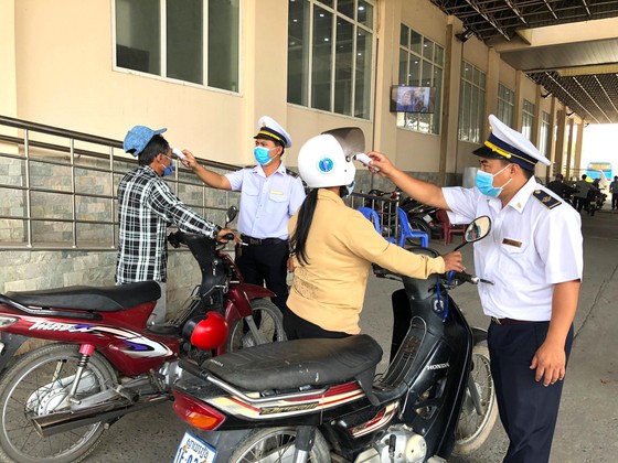 Các cửa khẩu Hoa Lư, Mộc Bài, Lao Bảo: Kiểm soát chặt hành khách qua lại ảnh 1