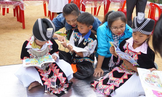 Mang thư viện đến bản xa ảnh 1