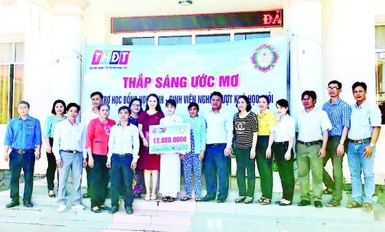 Công ty TNHH MTV Xổ số kiến thiết Đồng Tháp trao học bổng 'Thắp sáng ước mơ' tại huyện Tháp Mười ảnh 1