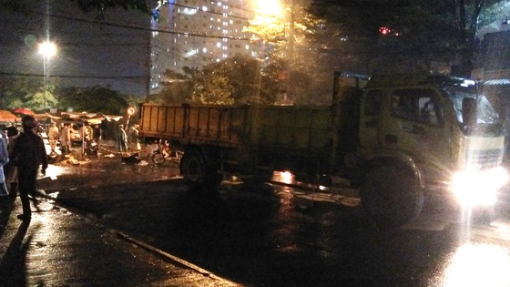 Xe tải va chạm xe máy nơi giao lộ không đèn, 3 người tử vong ảnh 1