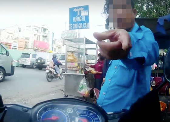 VIDEO: Tài xế GrabBike và xe ôm truyền thống đánh nhau tại Bến xe An Sương ảnh 1