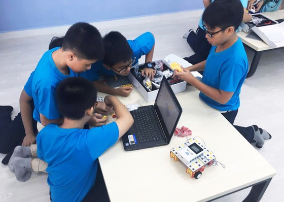Lắp ráp robot - Sân chơi khoa học thực hành thú vị cho học sinh ảnh 3