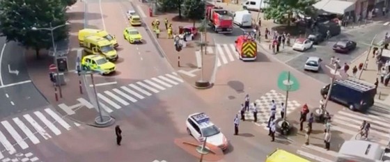 Vừa được tạm tha, 1 tù nhân ở Bỉ đã tấn công khủng bố, bắn chết 3 người ảnh 2