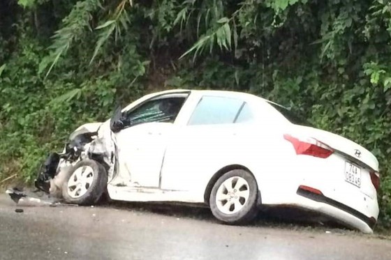 從沙巴朝老街道路客車側翻 ảnh 1