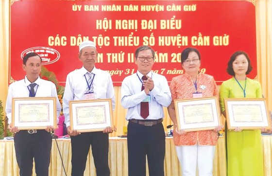 第四郡,芹耶縣,各少數民族同胞代表大會,華人同胞 ảnh 1
